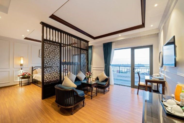 Phòng Royal Honeymoon Suite with balcony